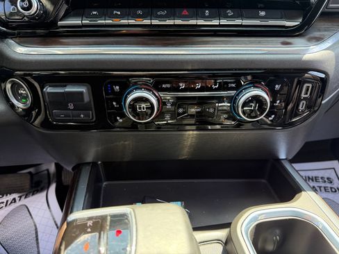 Used 2025 GMC Sierra 1500 SLT w/ SLT Premium Plus Package AWD/4WD image 31