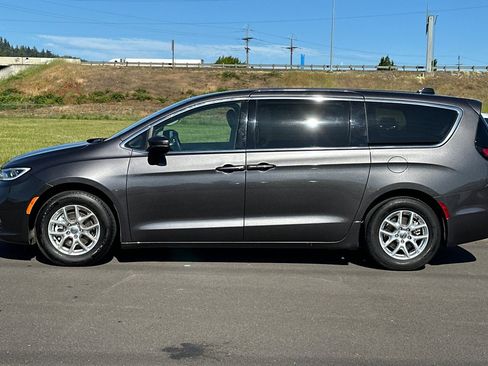 Used 2023 Chrysler Pacifica Touring-L FWD image 6