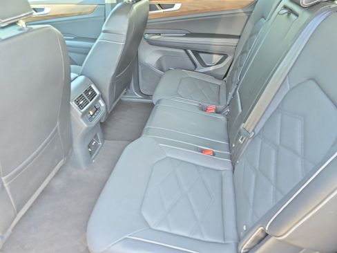 Used 2024 Volkswagen Atlas SE AWD/4WD image 14