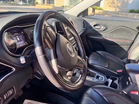 Used 2020 Jeep Cherokee Trailhawk image 40