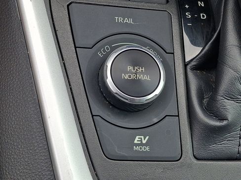 Used 2021 Toyota RAV4 LE AWD/4WD image 22