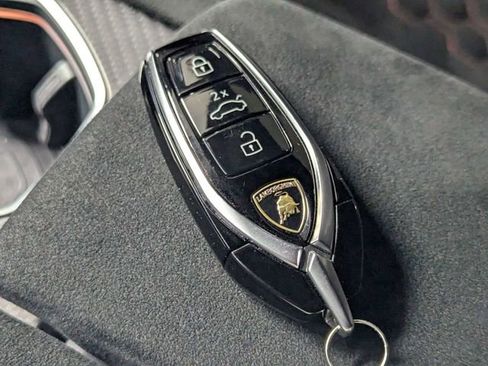 Used 2023 Lamborghini Urus Performante AWD/4WD image 25
