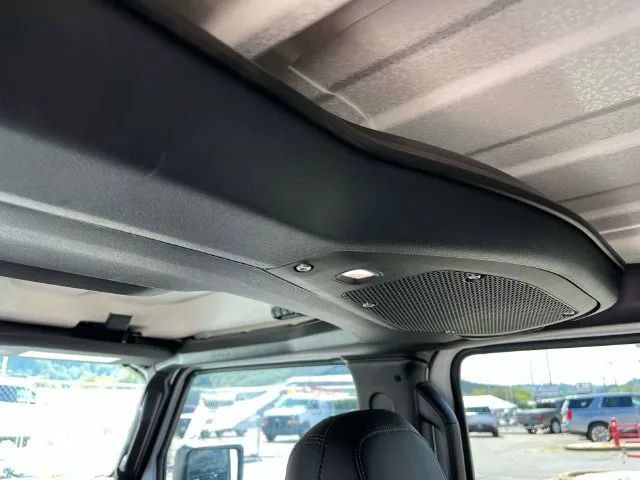 Used 2025 Jeep Gladiator Rubicon w/ Safety Group AWD/4WD image 17