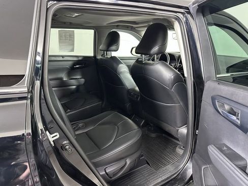 Used 2021 Toyota Highlander XLE AWD/4WD image 12