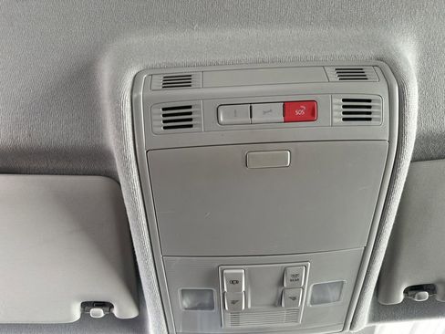 Used 2018 Volkswagen Tiguan SE AWD/4WD image 24