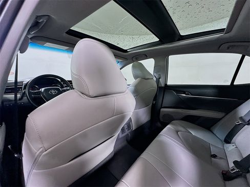 Used 2018 Toyota Camry XSE image 11