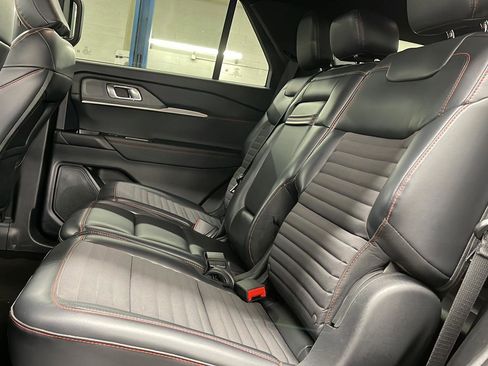 Used 2025 Ford Explorer ST-Line w/ ST-Line Street Pack image 9