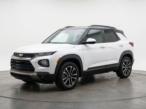 Used 2025 Chevrolet TrailBlazer LT FWD image 3