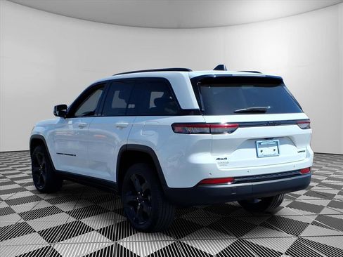 Used 2023 Jeep Grand Cherokee Limited w/ Black Appearance Package AWD/4WD image 8