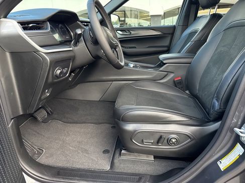 New 2025 Jeep Grand Cherokee Altitude image 22