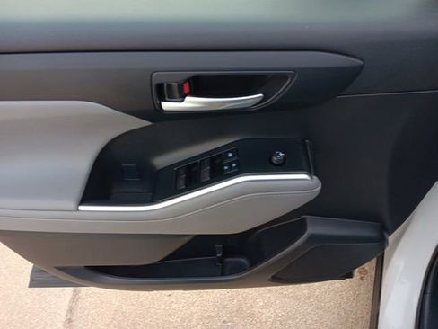 Used 2021 Toyota Highlander XLE image 28