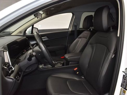 Used 2025 Kia Sportage EX FWD image 9