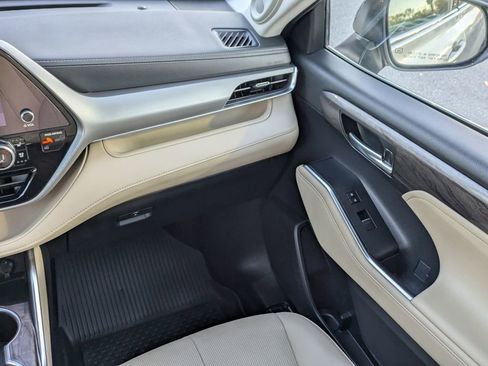 Used 2024 Toyota Highlander Platinum image 18