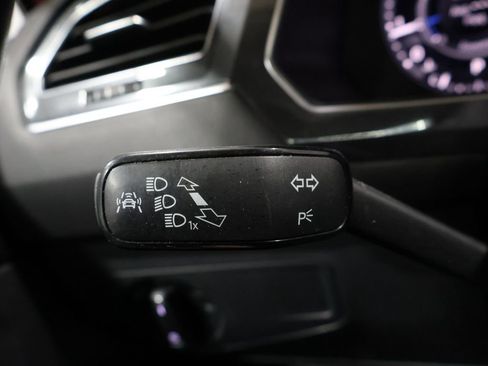 Used 2018 Volkswagen Tiguan SEL Premium w/ 3rd Row Seat Package image 38