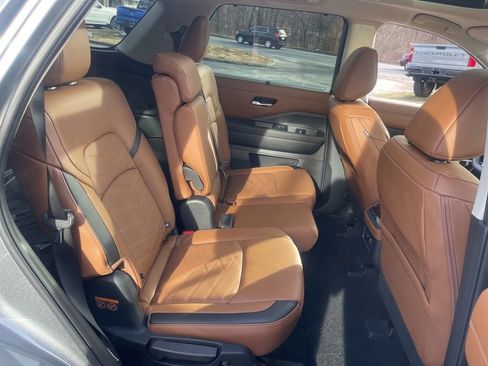 Used 2025 Nissan Pathfinder Platinum w/ Cargo Package image 22