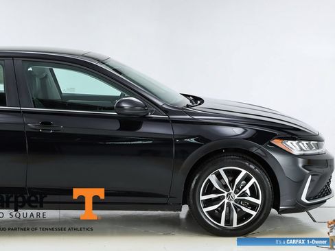 Used 2025 Volkswagen Jetta SE w/ Sunroof Package FWD image 12