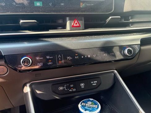 Used 2025 Kia Carnival LX FWD image 22