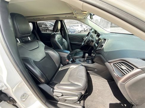 Used 2019 Jeep Cherokee Latitude Plus image 32