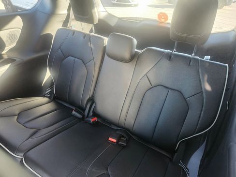 New 2026 Chrysler Pacifica Limited image 9