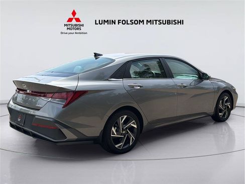 Used 2025 Hyundai Elantra Limited FWD image 5