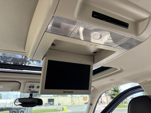Used 2011 Cadillac Escalade ESV Platinum AWD/4WD image 26