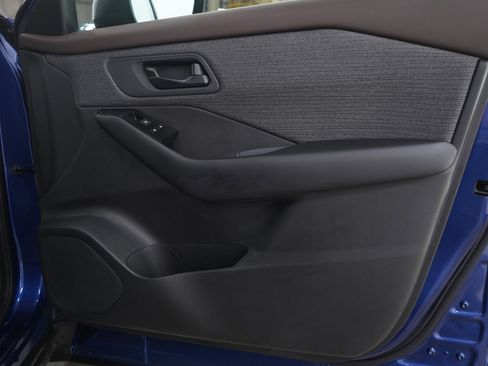 Used 2023 Nissan Rogue S image 9