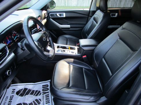 Used 2023 Ford Explorer XLT w/ Equipment Group 202A AWD/4WD image 11