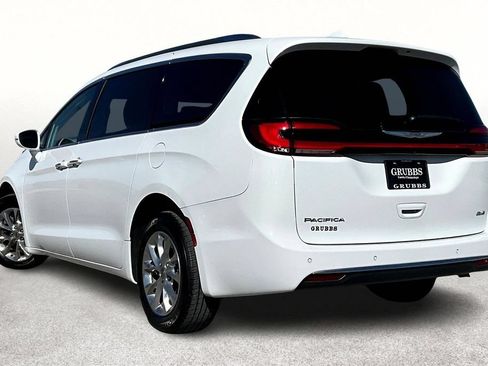Used 2021 Chrysler Pacifica Touring-L AWD/4WD image 15