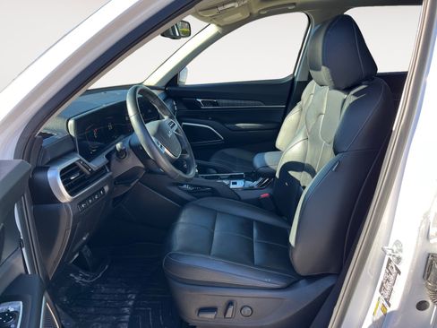 Used 2024 Kia Telluride EX w/ EX Captain's Chair Package image 9