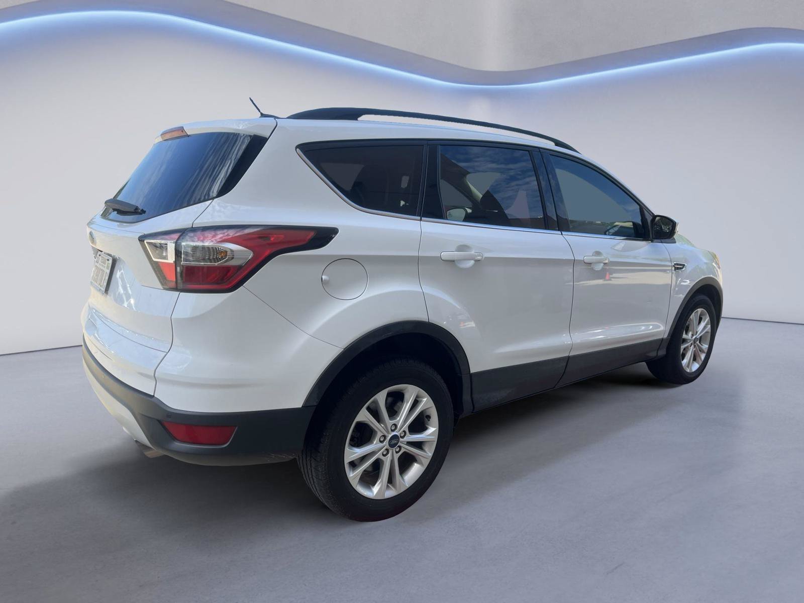 Used 2018 Ford Escape SE w/ Ford Safe & Smart Package FWD image 6