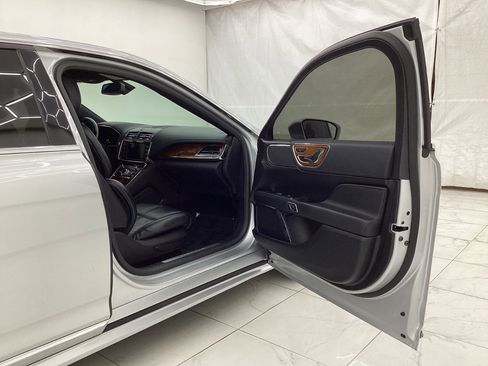 Used 2017 Lincoln Continental Select image 17