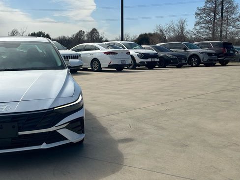 Certified 2025 Hyundai Elantra SEL image 3