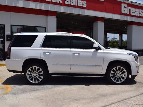 Used 2019 Cadillac Escalade Luxury RWD image 3
