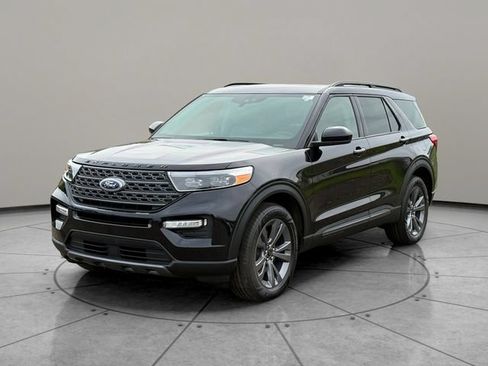 Certified 2023 Ford Explorer XLT w/ Equipment Group 202A AWD/4WD image 3