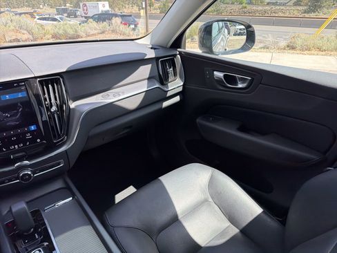 Used 2025 Volvo XC60 B5 Core AWD/4WD image 13