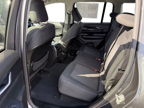 Used 2024 Jeep Grand Cherokee Laredo image 16