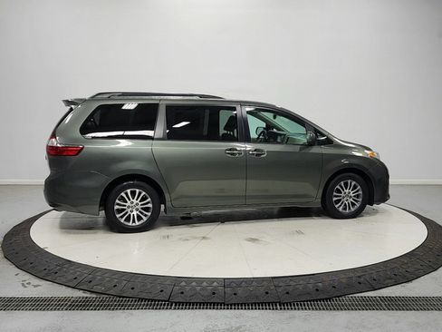 Used 2020 Toyota Sienna XLE Premium FWD image 9