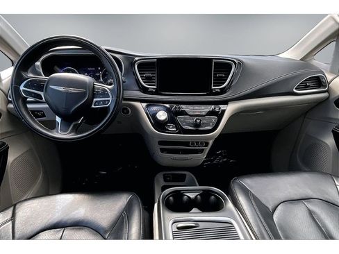 Used 2022 Chrysler Pacifica Touring-L w/ Uconnect Theater Family Group AWD/4WD image 6