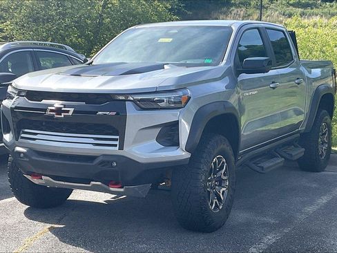 Used 2024 Chevrolet Colorado ZR2 w/ ZR2 Convenience Package III AWD/4WD image 2