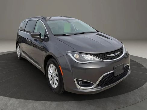 Used 2019 Chrysler Pacifica Touring-L FWD image 1