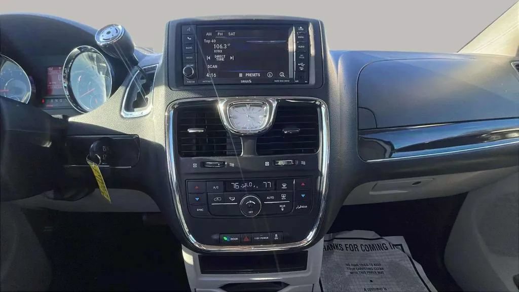 Used 2014 Chrysler Town & Country Touring FWD image 11