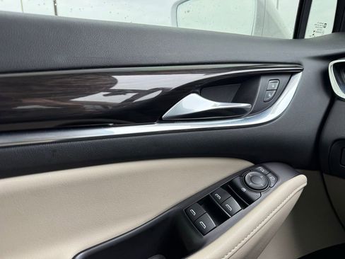 Used 2019 Buick Enclave Essence FWD image 12