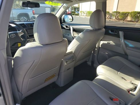 Used 2013 Toyota Highlander SE image 20