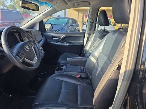 Used 2016 Toyota Sienna SE Premium FWD image 9