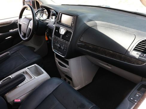 Used 2013 Chrysler Town & Country Touring FWD image 16
