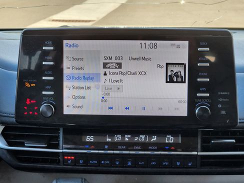 Used 2023 Toyota Sienna Limited image 30