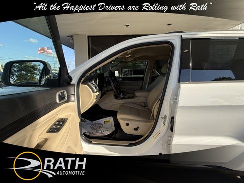 Used 2021 Jeep Grand Cherokee Laredo AWD/4WD image 12