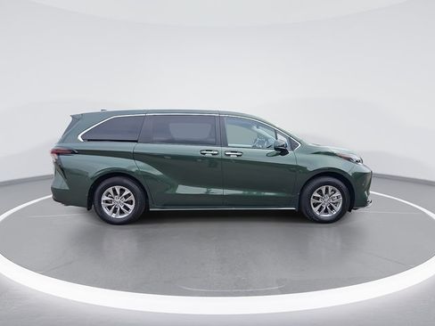 Certified 2025 Toyota Sienna XLE FWD image 10