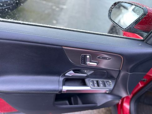 Used 2022 Mercedes-Benz GLB 250 4MATIC w/ Premium Package Lite image 3