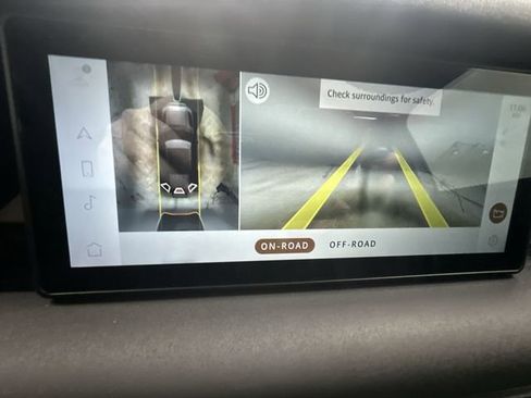 Used 2021 Land Rover Defender 110 X-Dynamic SE AWD/4WD image 24